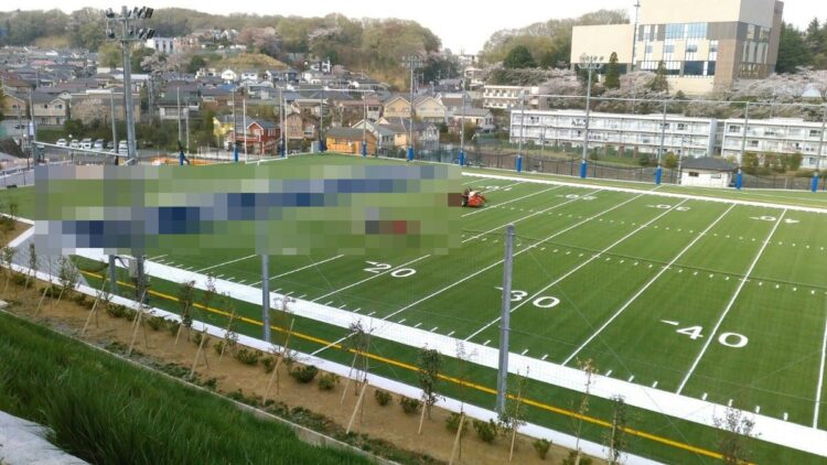 大学アメリカンフットボール場に、鮮やかな緑の人工芝を施工しました