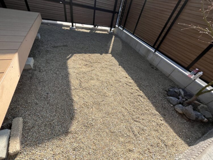 愛知県大治町・砂利敷きのお庭が明るい人工芝空間に一新