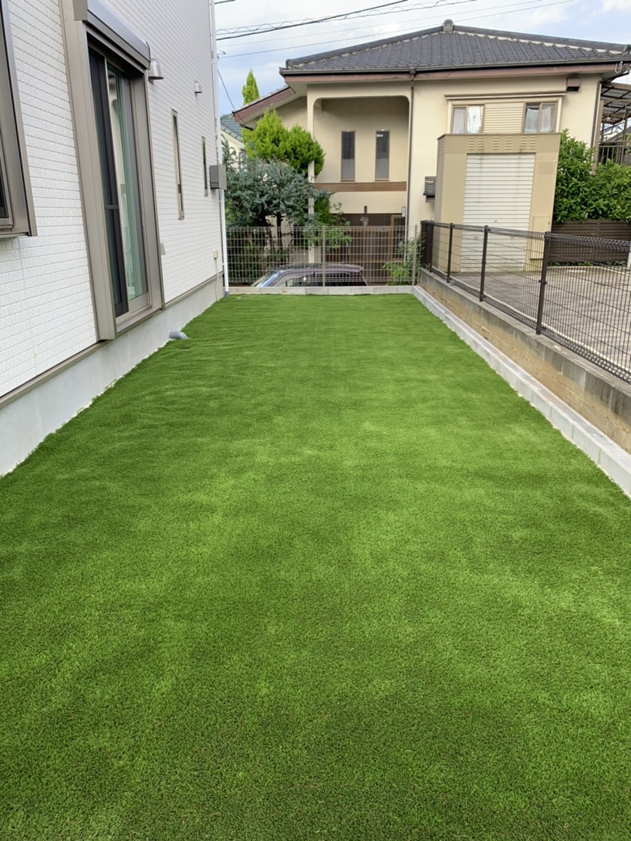施工後:お庭が一面の人工芝に