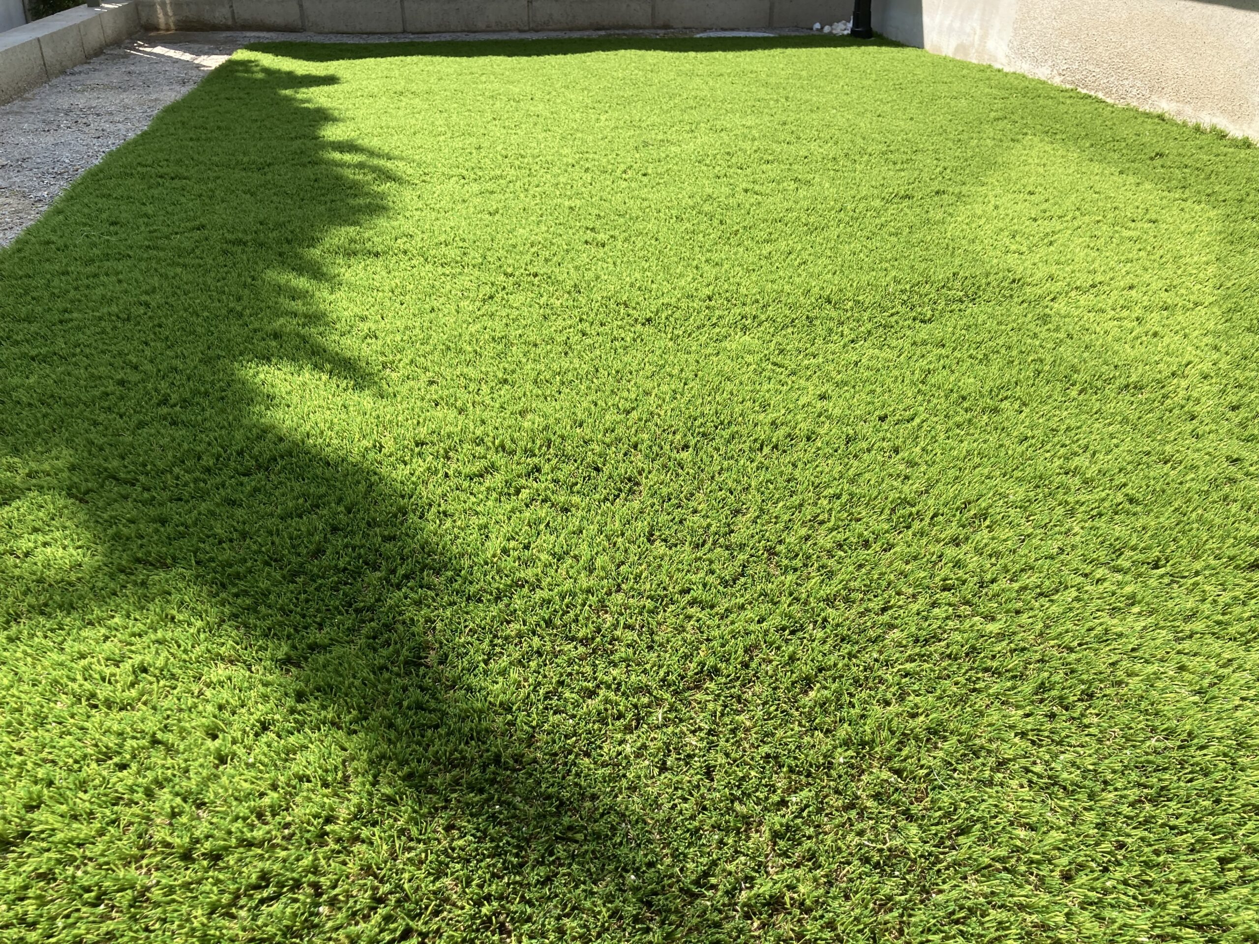 春日井市・施工後の鮮やかな緑の人工芝通路