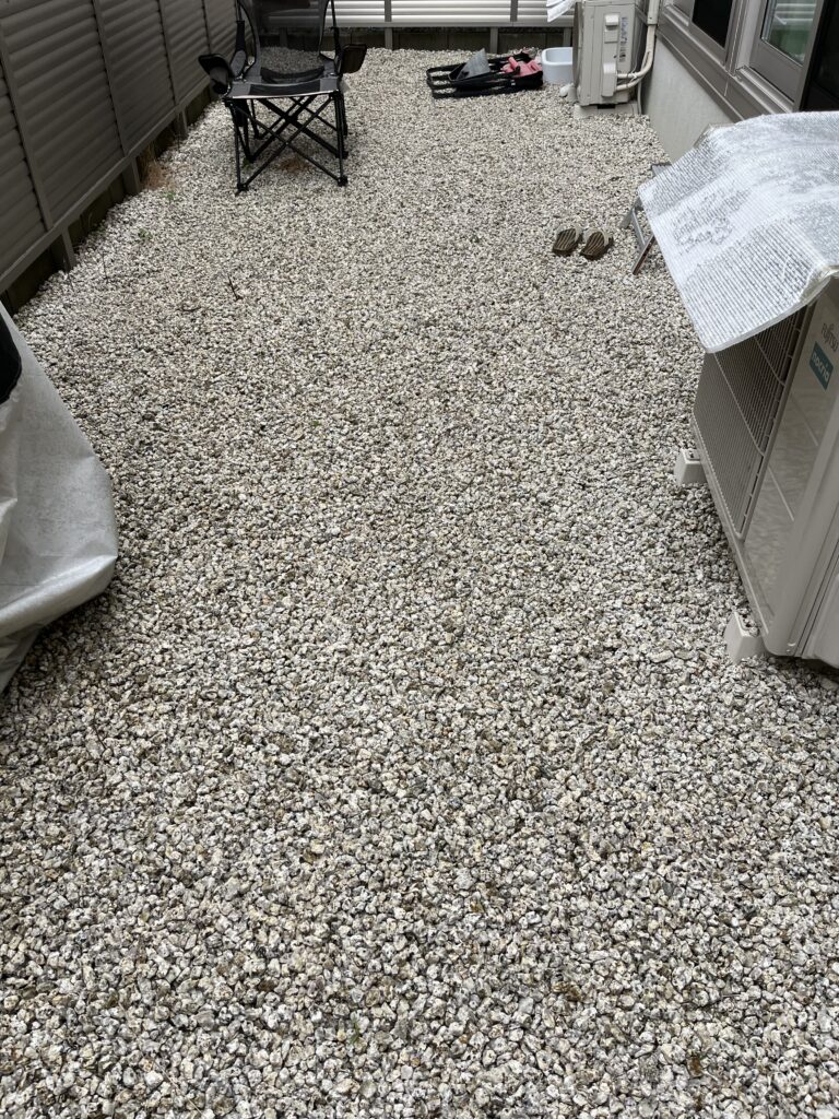 室外機まわりの砂利敷き裏庭を雑草の出ない明るい一角に(施工後)