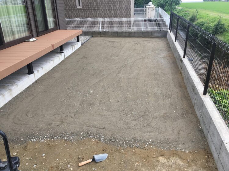 フェンスに囲まれた土のままの裏庭を開放感のある芝生広場に｜白山市の人工芝施工事例