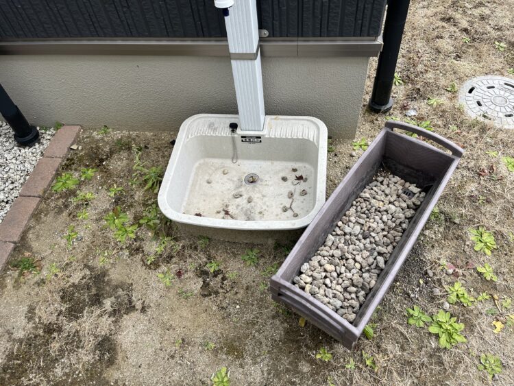 使いにくかった建物脇の細長いスペースをすっきり使える緑に｜岡崎市の人工芝施工事例