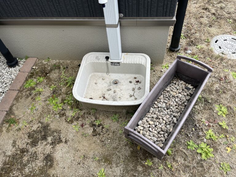 使いにくかった建物脇の細長いスペースをすっきり使える緑に(施工後)