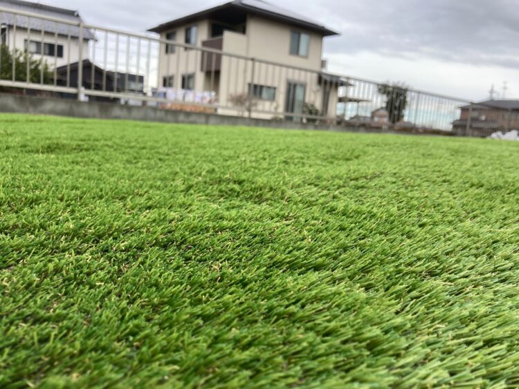 北名古屋市・防草シートだけだったお庭が、広々とした緑の人工芝スペースに生まれ変わりました