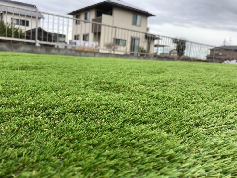 使いみちのなかった広い庭を子どもが走り回れる芝生に(施工後)