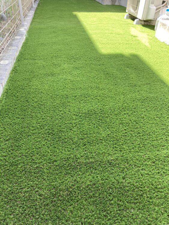 愛知県あま市・雑草だらけの裏庭が鮮やかな人工芝に一新