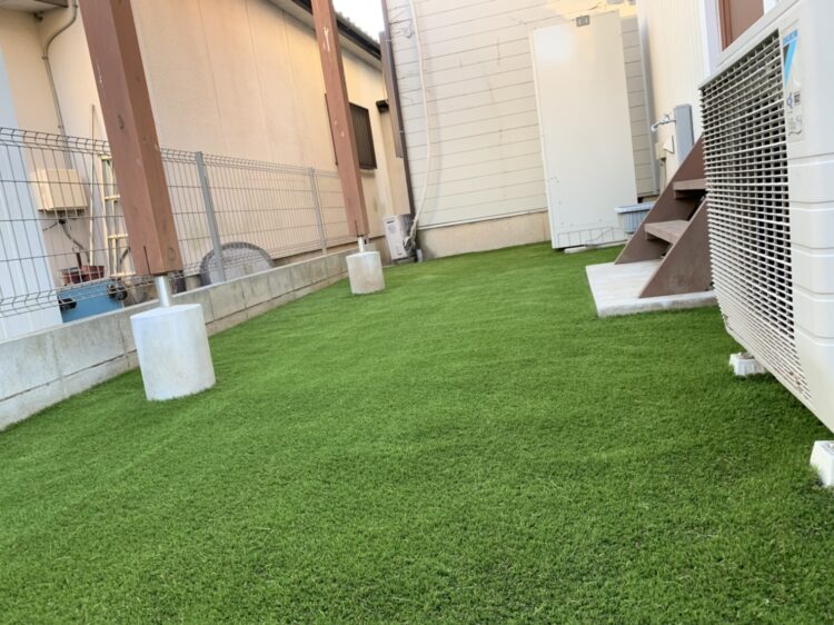 埼玉県東松山市・土がむき出しの庭が鮮やかな人工芝空間に一新