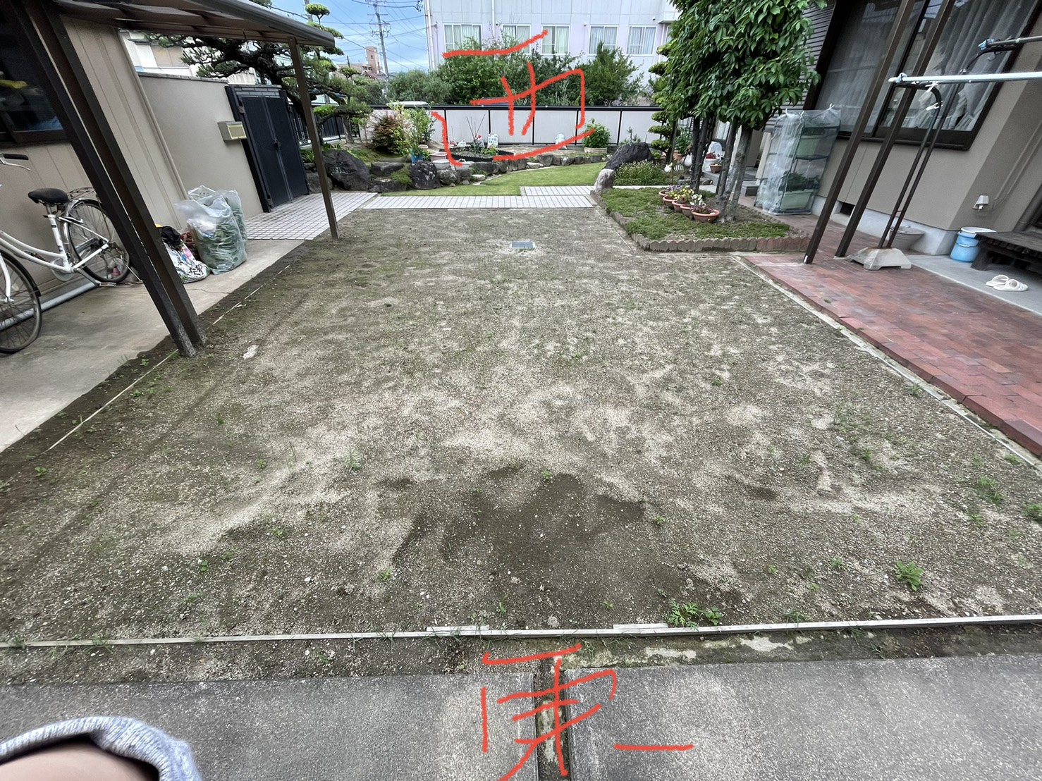 名古屋市・施工前の土と砂利が広がる中庭