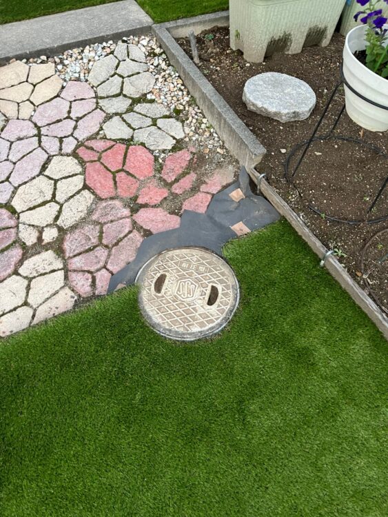 大口町・落ち葉の目立つ庭が、鮮やかな緑の人工芝空間に