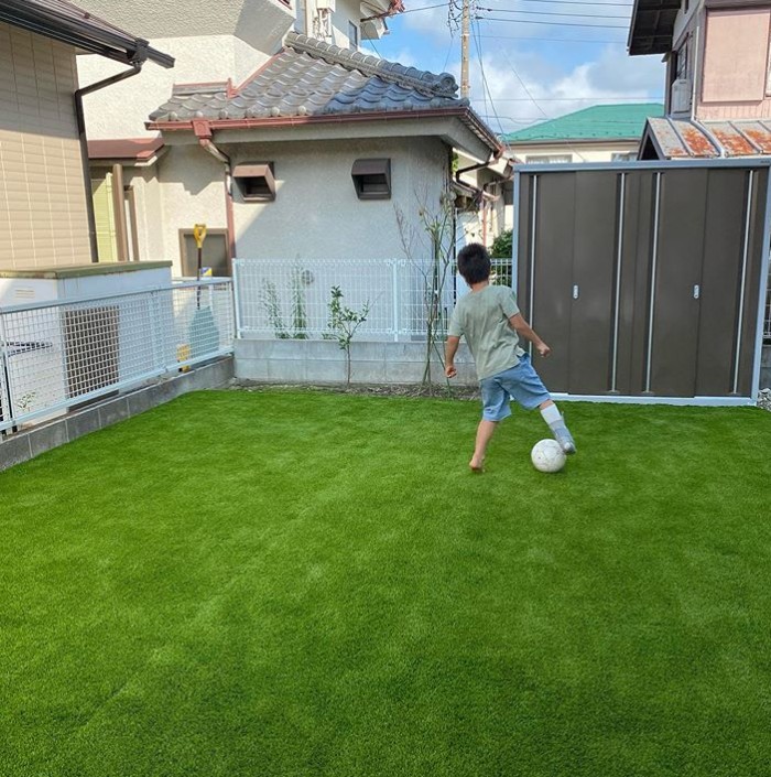 神奈川県横浜市・土の庭の裏庭がお子さんも大喜びの人工芝に