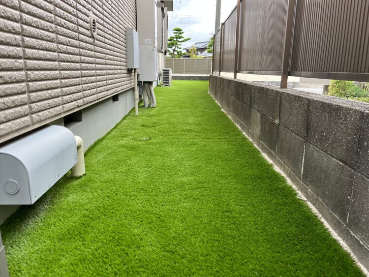 春日井市・建物脇の砂利スペースが鮮やかな人工芝の小道に一新