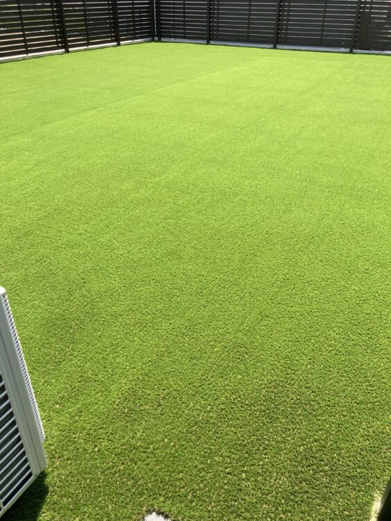 美濃加茂市・新築の砂利敷きだったお庭が、鮮やかな緑の人工芝で開放的な空間に