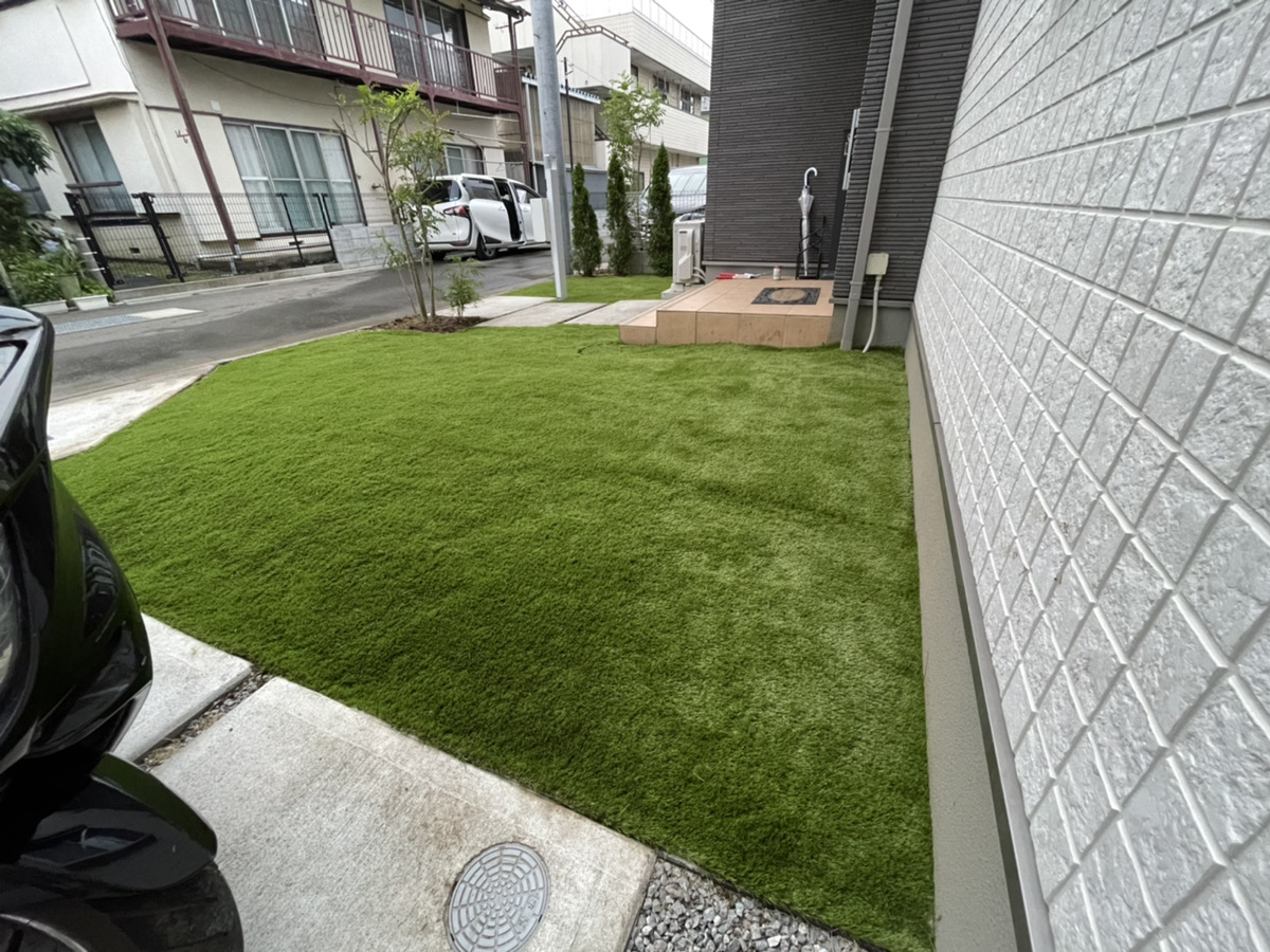 施工後:前庭一面が人工芝に