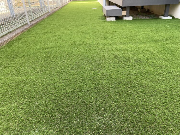 岡崎市・砂利敷きの屋上テラスが、鮮やかな緑の人工芝空間に