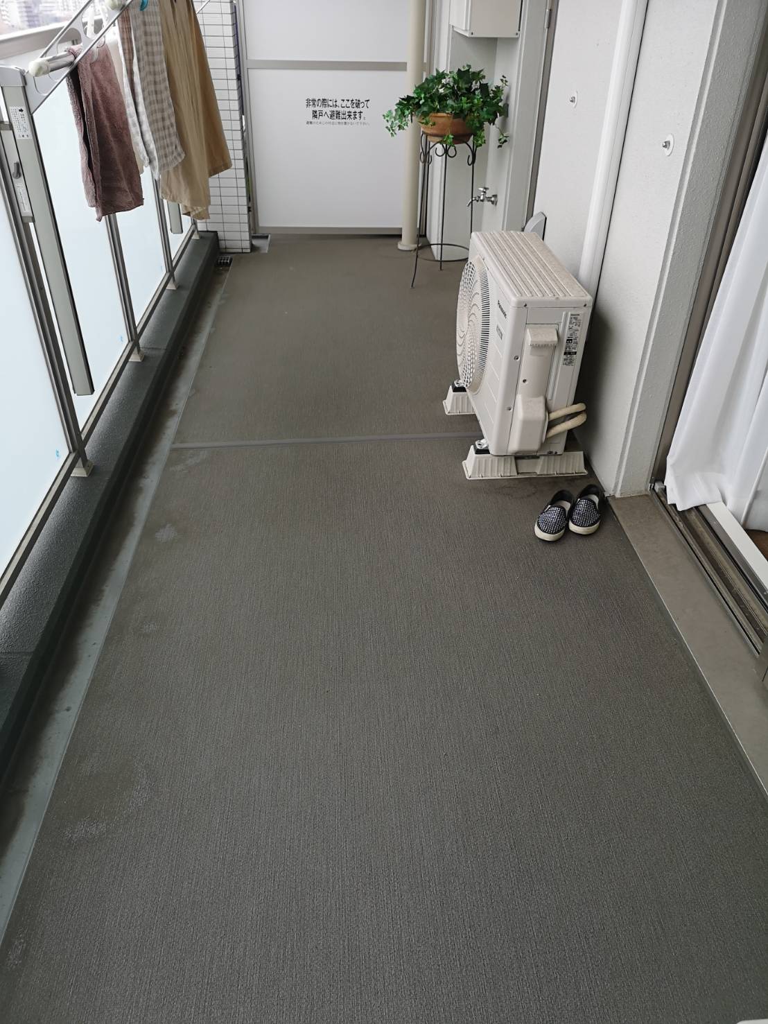 千種区・施工前のグレーの床のベランダ