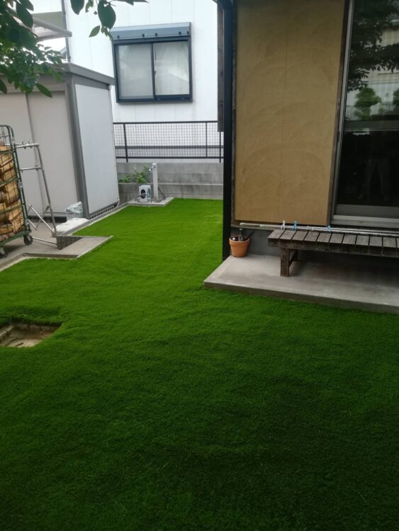 西尾市・雑草だらけの裏庭が、素足でくつろげる緑の庭に
