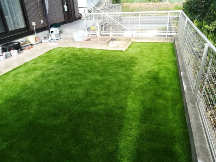 半田市・背丈まで伸びた雑草地が、広々とした緑の芝生広場に