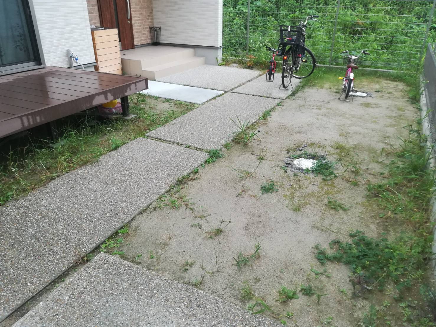 岡崎市・施工前の砂利敷きの自転車置き場スペース