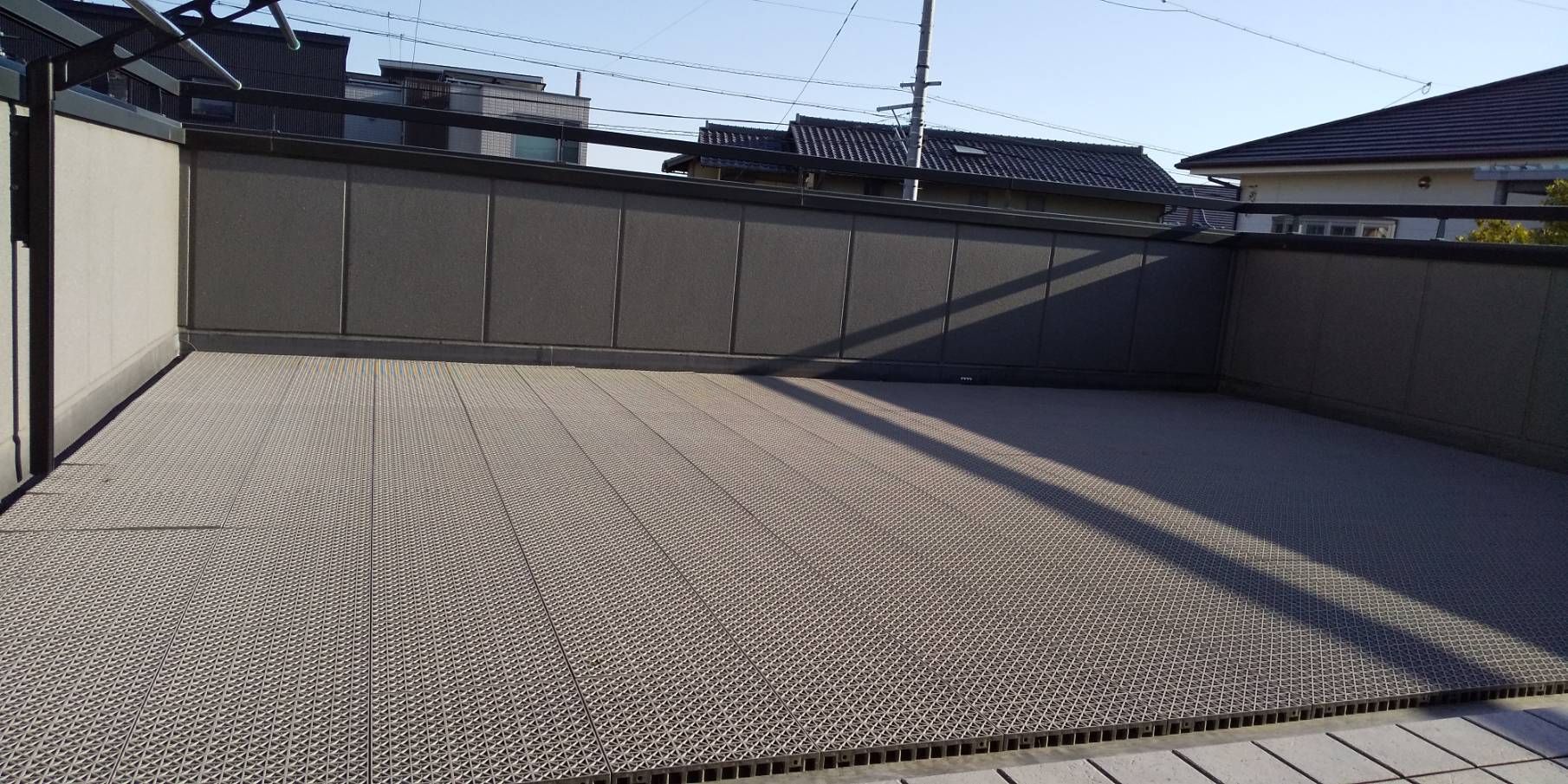 知立市・施工前のグレーチング床のベランダ