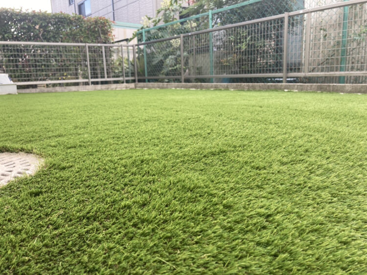 名古屋市西区・雑草が気になっていたベランダが、清潔感あふれる緑のスペースに生まれ変わりました