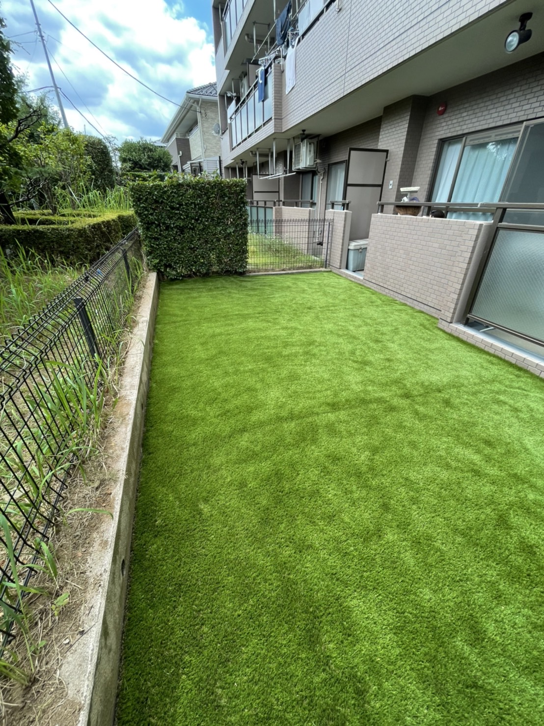 施工後:お庭が一面の人工芝に