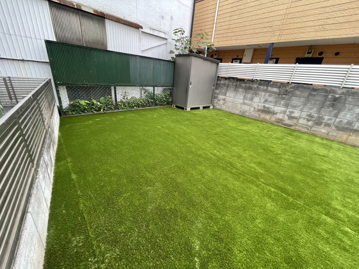 施工後:物置まわりが一面の人工芝に