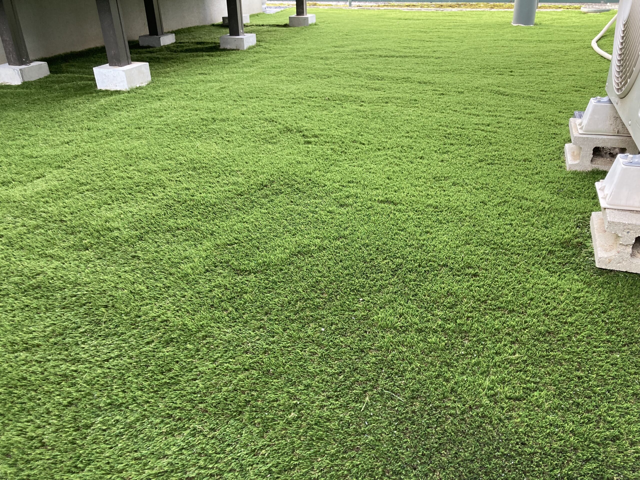 津島市・施工後の鮮やかな緑の人工芝スペース