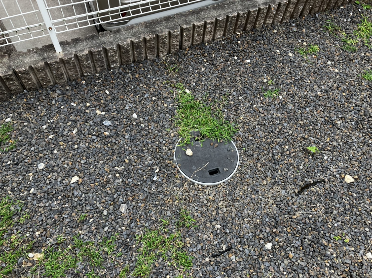 施工前:砂利敷きの駐車スペース脇