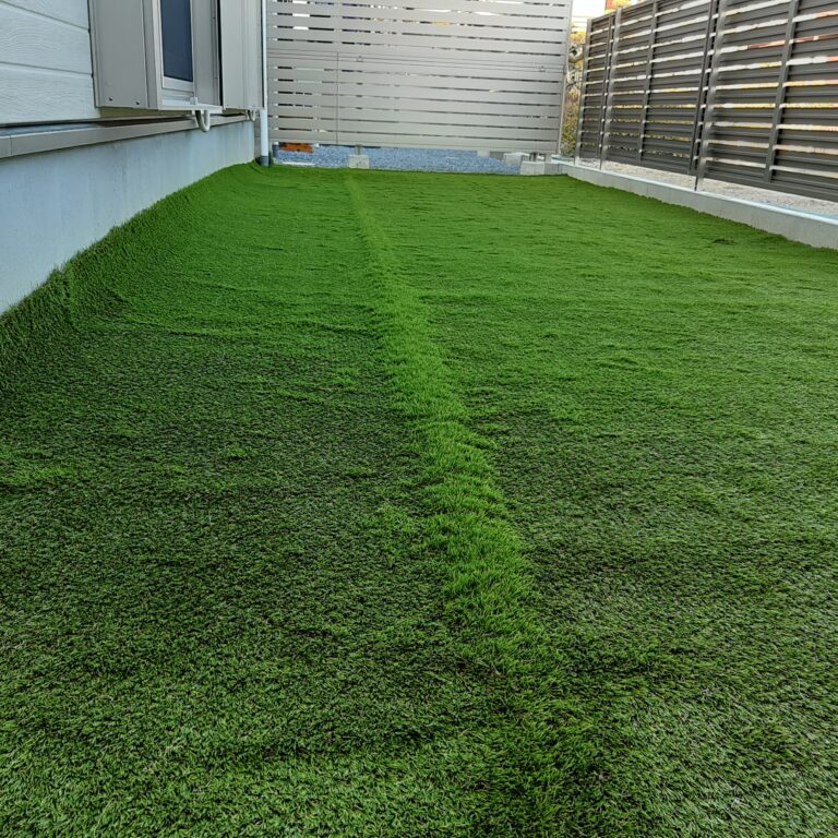 砂利敷きの通路を、雑草知らずの緑の小道に（施工後）