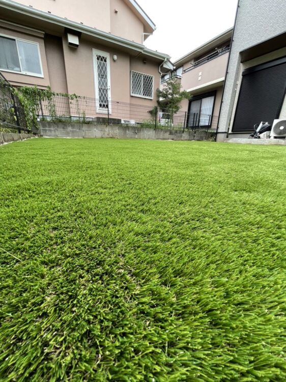 腰の高さまで茂った雑草をはだしで歩ける緑の広場に｜千葉市の人工芝施工事例