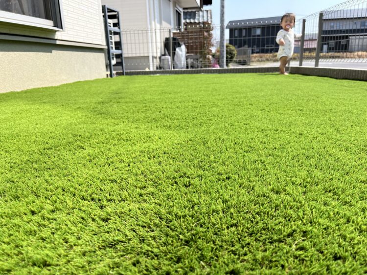 愛知県江南市・土がむき出しだったお庭が鮮やかな人工芝に一新