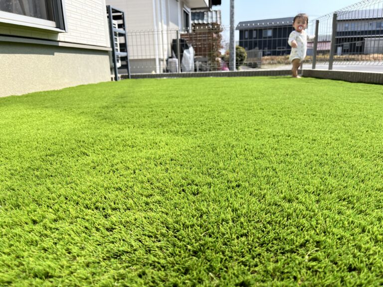 雨に弱かった土がむき出しのお庭を手入れのいらない緑の庭に(施工後)