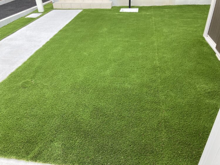 名古屋市港区・砂利敷きのアプローチが鮮やかな人工芝の小道に一新