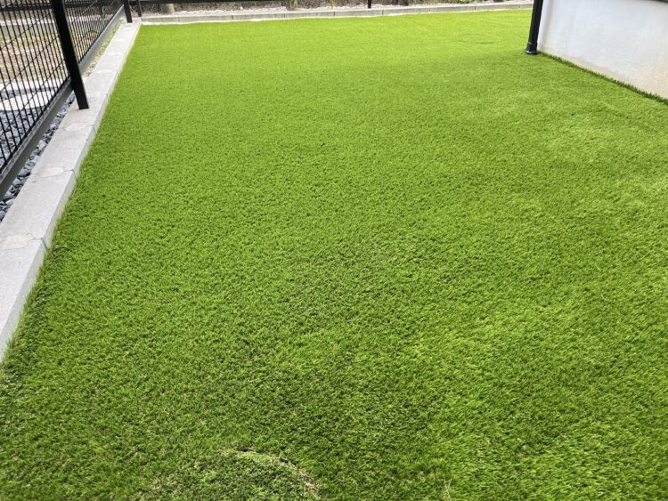 名古屋市中川区・苔むしたベランダが鮮やかな人工芝空間に一新