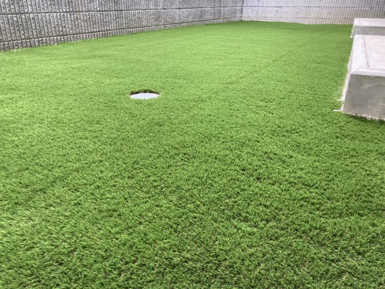 豊橋市・雑草だらけの裏庭が、パター練習もできる人工芝スペースに