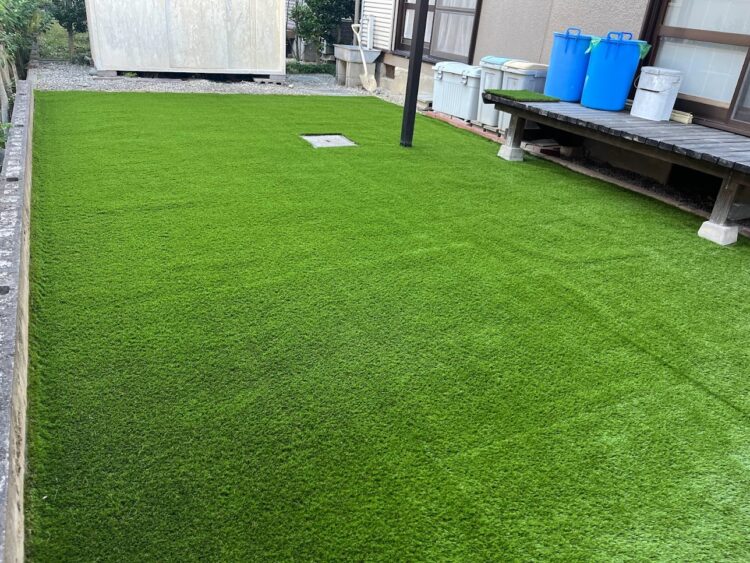 愛知県小牧市・土のお庭が鮮やかな人工芝空間に一新