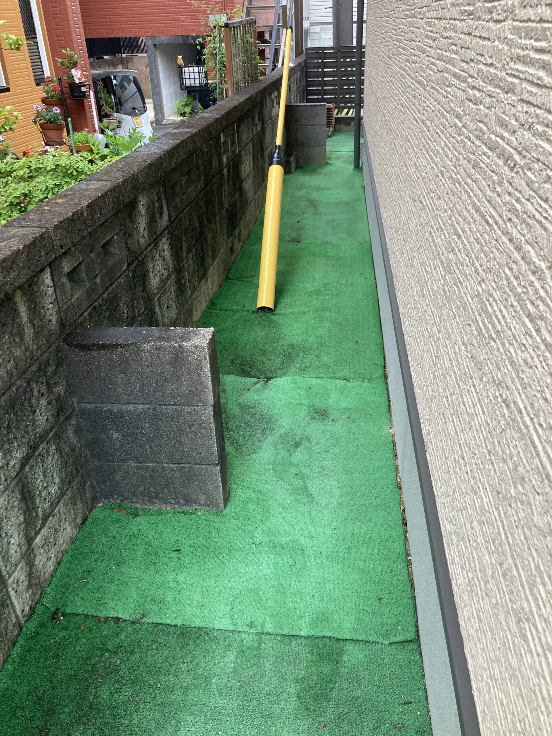 知多市・施工前の色褪せた古い人工芝