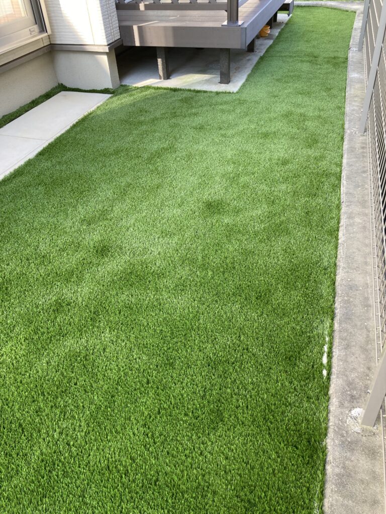 建物脇の細長いスペースの雑草を鮮やかな緑の芝生に（施工後）