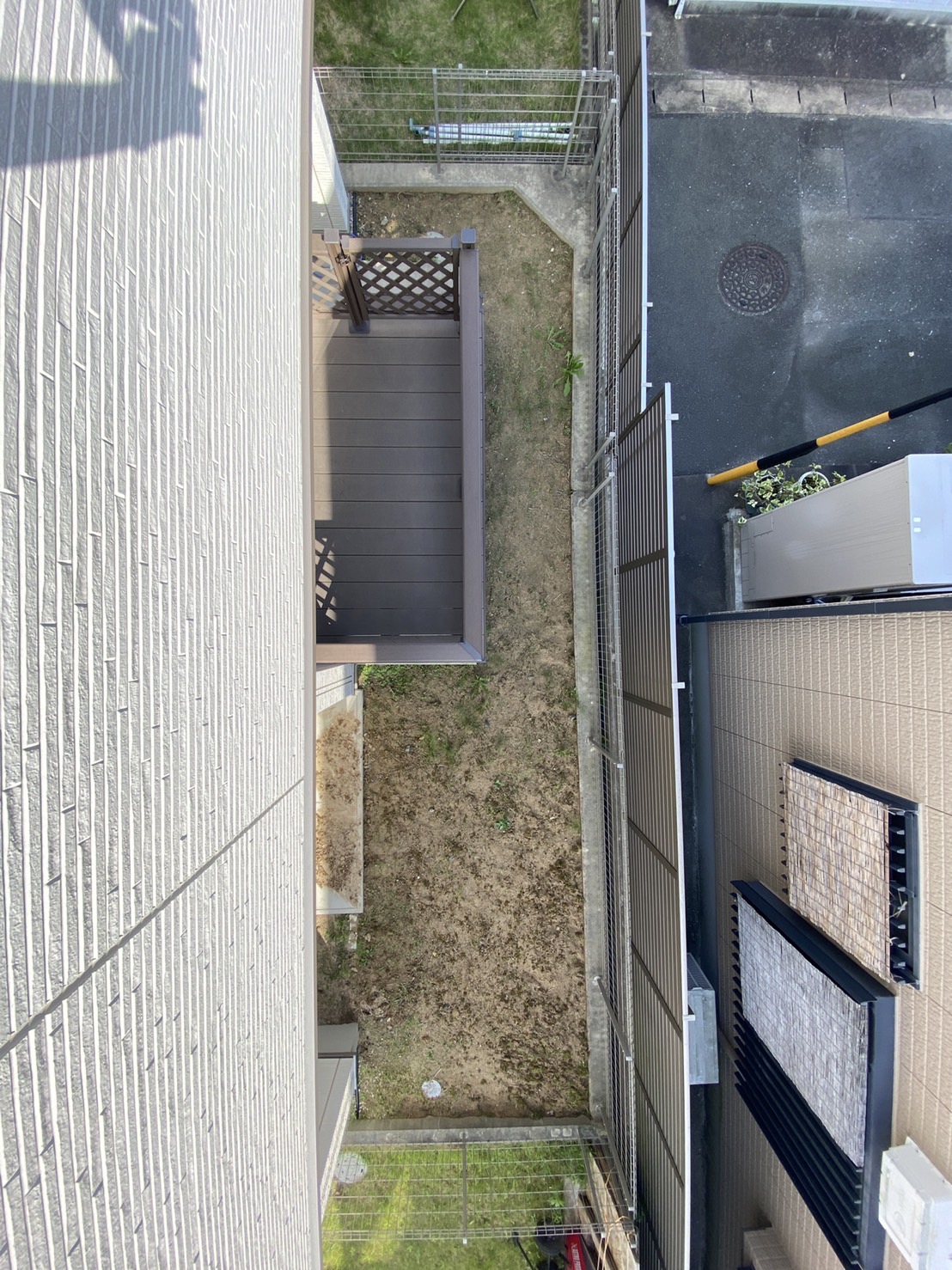 豊橋市・施工前の雑草が気になる細長いお庭
