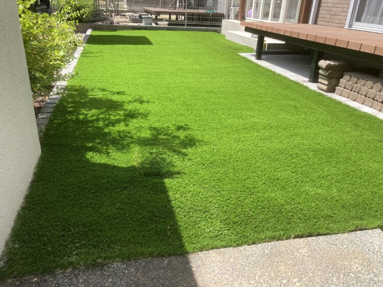 各務原市・新築の砂利敷きだったお庭が、緑あふれる人工芝の憩いの空間に