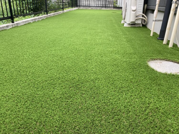 愛知県小牧市・雑草だらけの土地が鮮やかな人工芝空間に一新