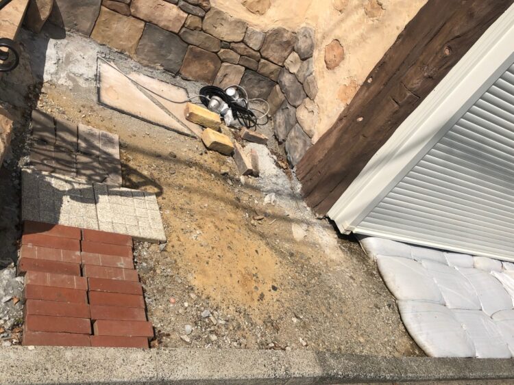 土がむき出しの玄関脇アプローチを明るく整った緑の入口に｜横浜市の人工芝施工事例