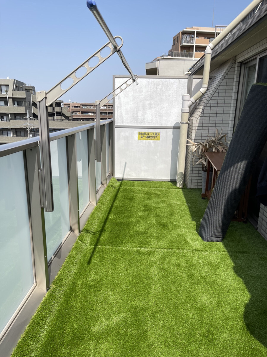施工後:ルーフバルコニーが緑鮮やかな人工芝に