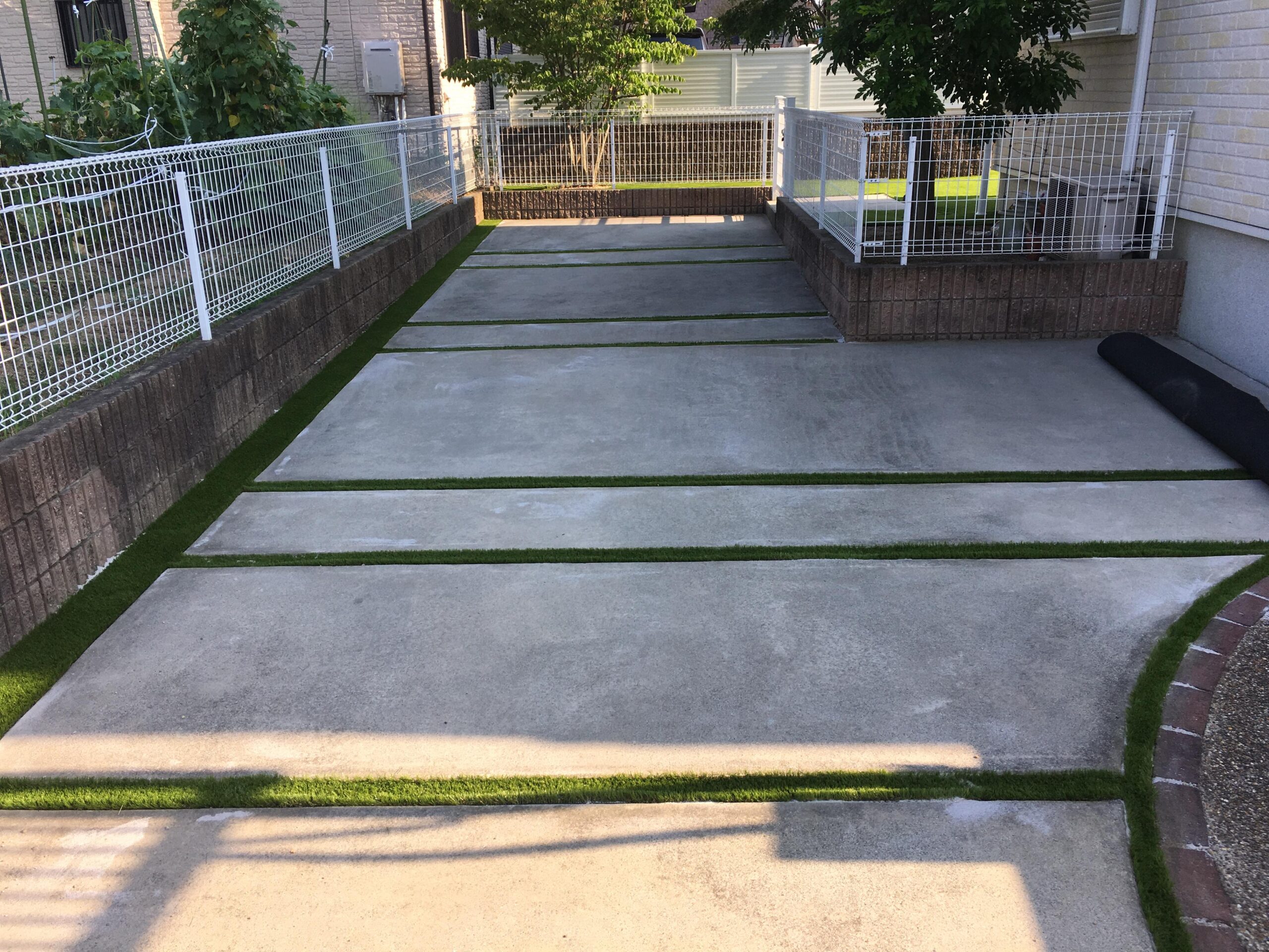 施工後：コンクリートと人工芝のデザイン空間
