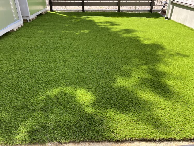 岐阜市・防草シートのままだった屋上テラスが、鮮やかな人工芝の憩いの空間に