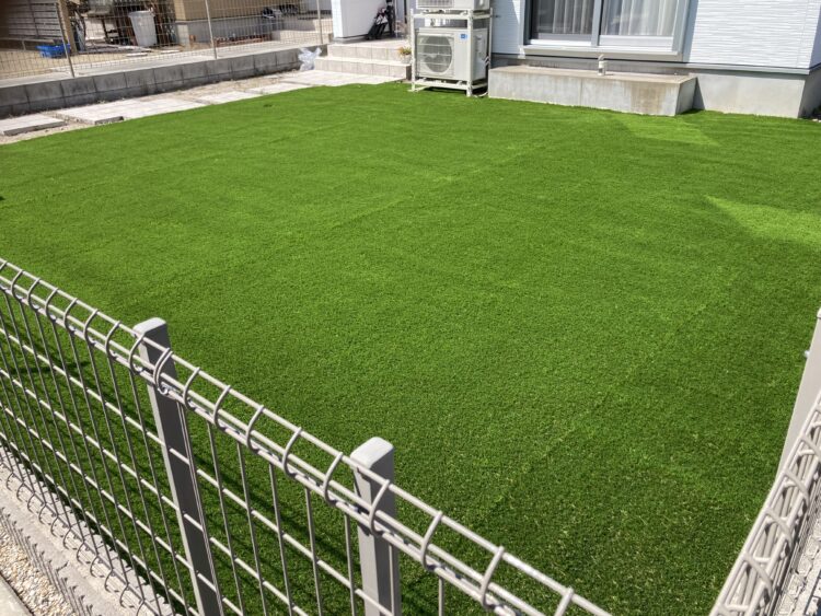 各務原市・雑草だらけの砂利のお庭が、一年中青々とした人工芝の庭に生まれ変わりました