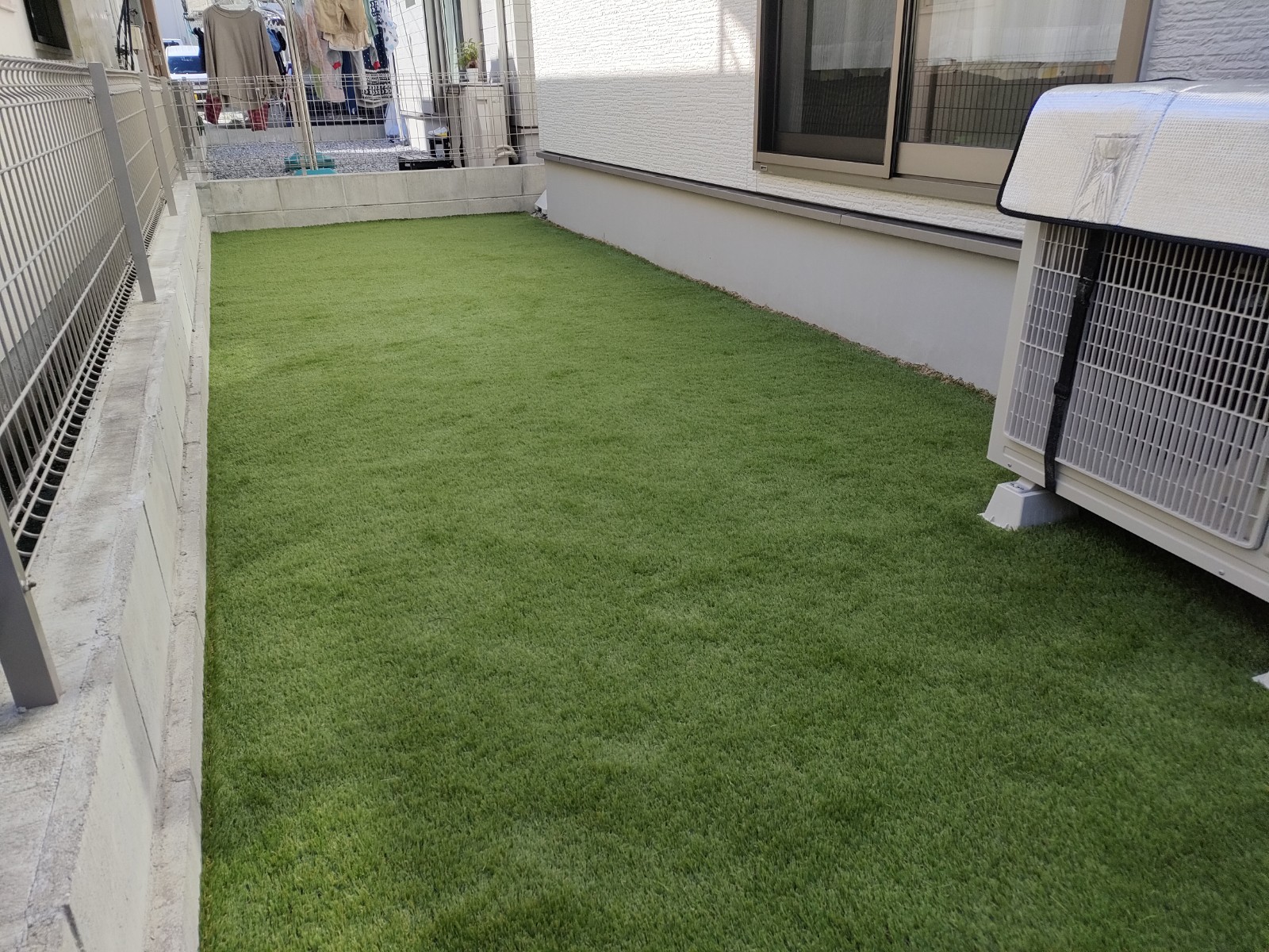 施工後：住宅脇の裏庭が人工芝に