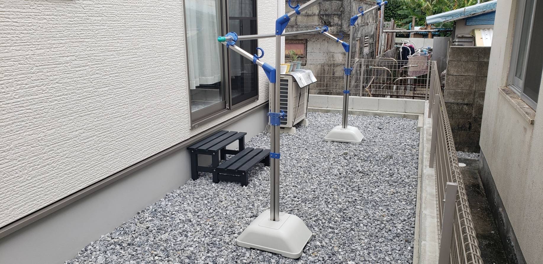 施工前：砂利が敷かれた住宅脇の裏庭