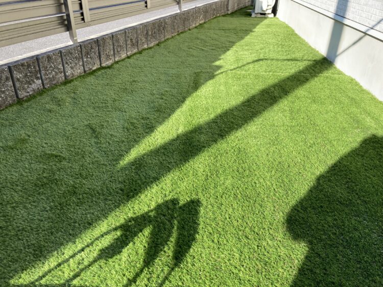 尾張旭市・雑草だらけの裏庭が、鮮やかな緑のお庭に一新